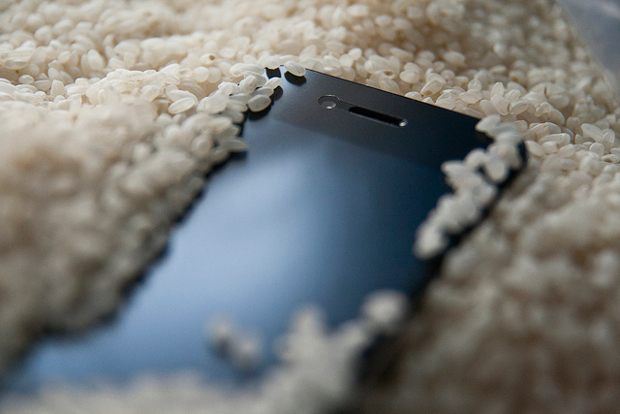 Fix iPhone water damage: iPhone and Rice