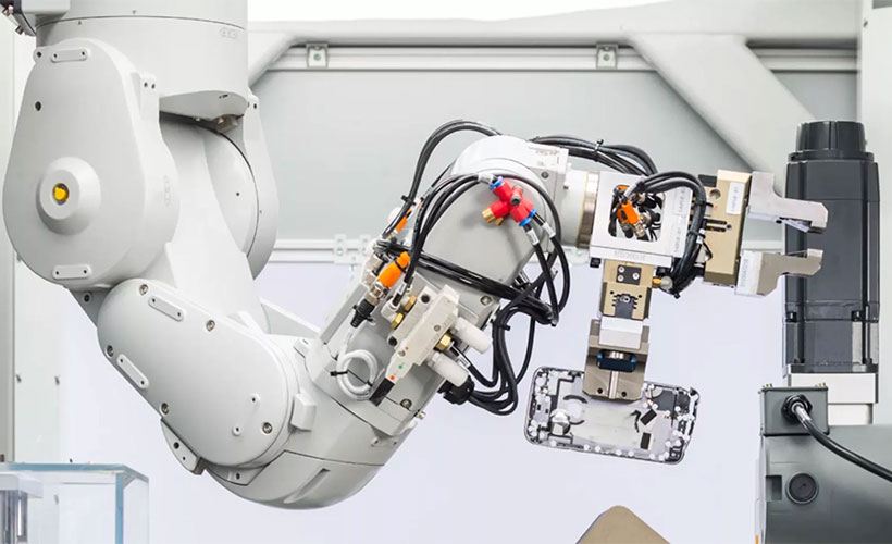 Apple's Daisy Robot Recovers Valuables Materials