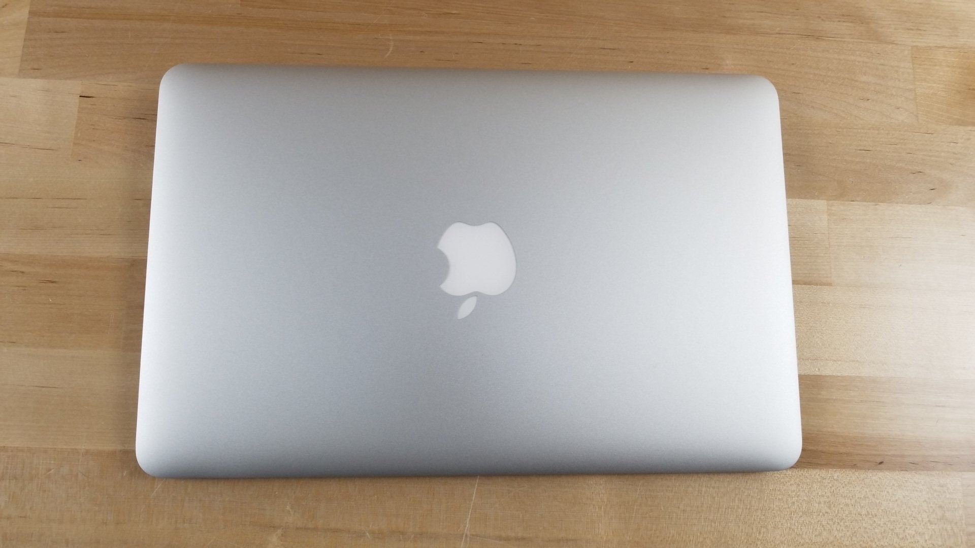 Apple MacBook Air (11-inch Mid 2013) 1.3 GHz Intel core i5 128GB SSD